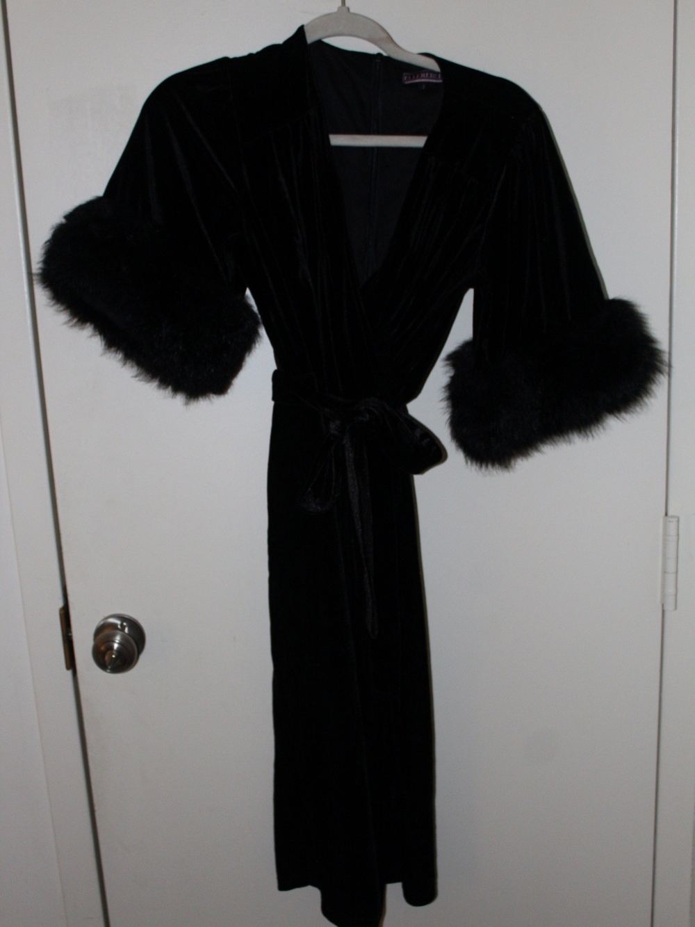 Elle Rebel 1940s Black Velvet Faux-Fur Trim Wrap Robe Dress - Picture 5 of 5
